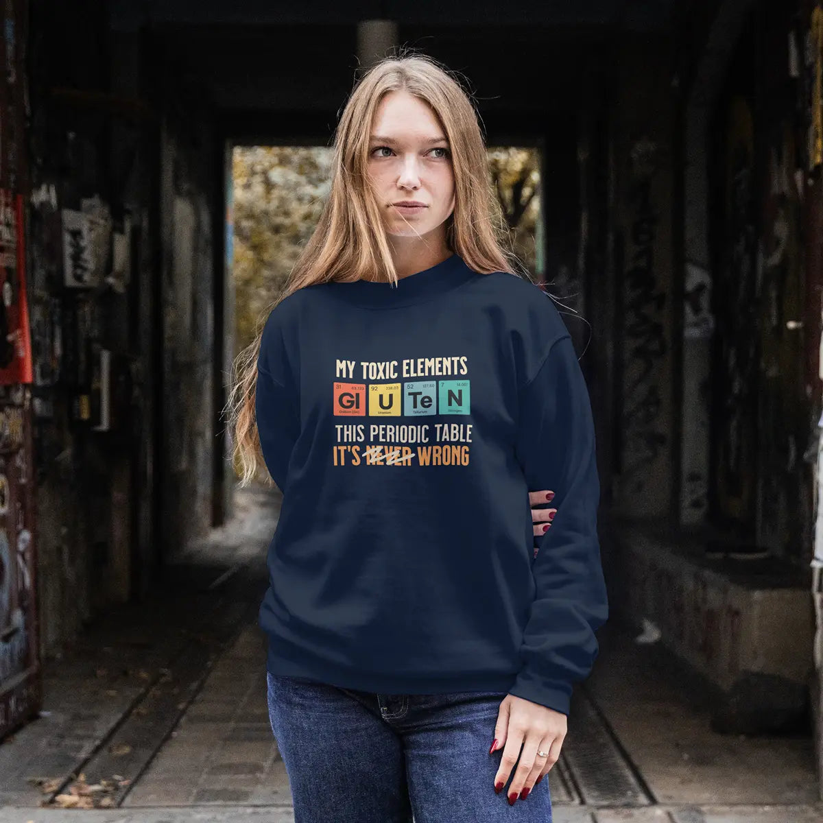 Mujer con una sudadera azul marino con el gráfico de la tabla periódica: Mis elementos tóxicos, para celiacos