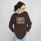 Mujer con una sudadera marrón con el gráfico de la tabla periódica Mis elementos tóxicos, para celiacos