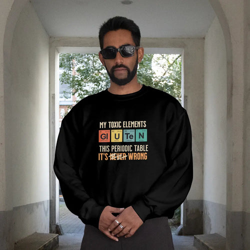 Hombre con una sudadera negra con el diseño de la tabla periódica Mis elementos tóxicos