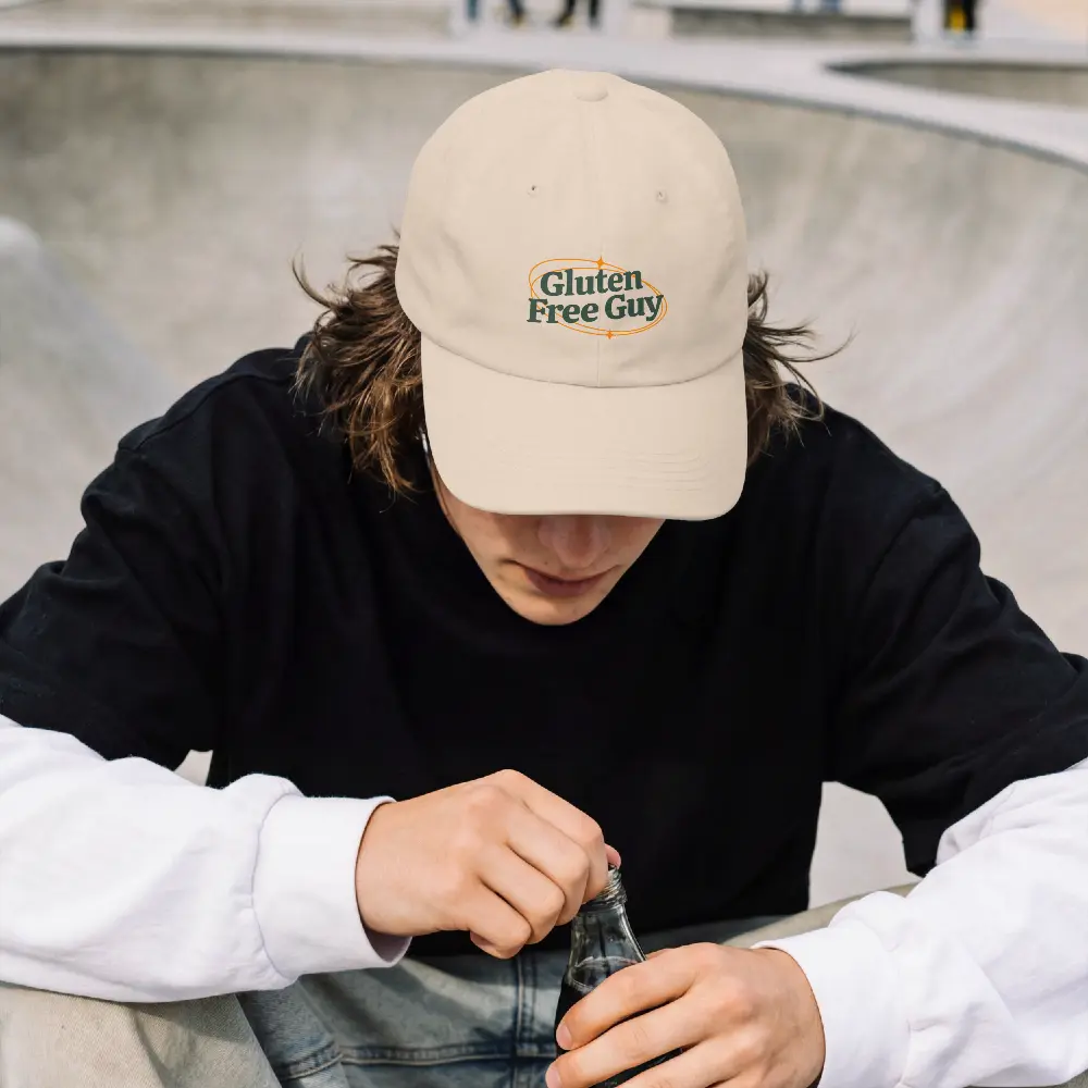 gorra beige con bordado gluten free guy